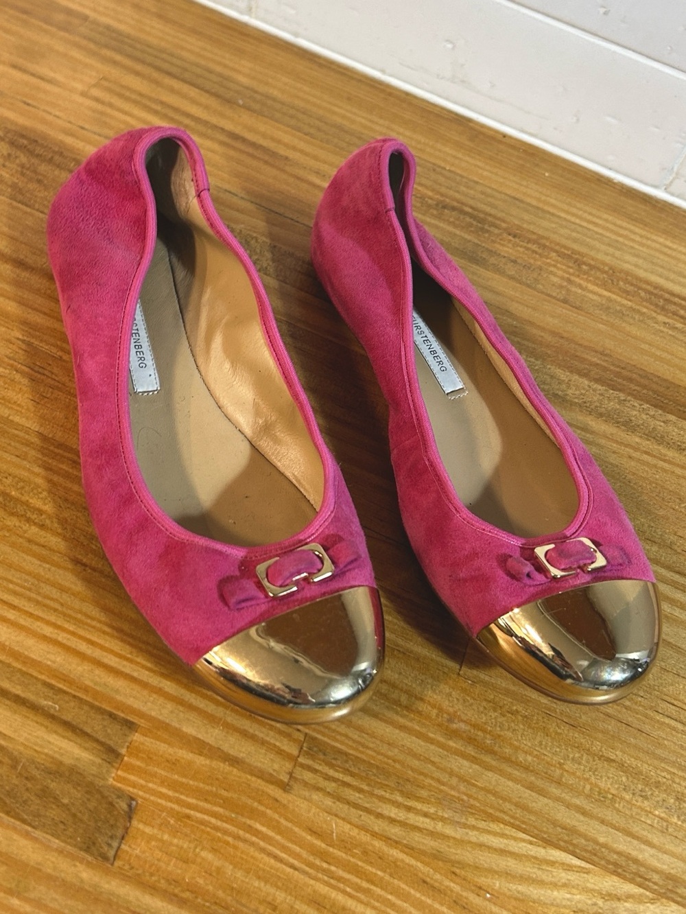 Diane Von Furstenberg Hot Pink Suede Flats Slip On Shoes Gold Cap Toe Size 7
